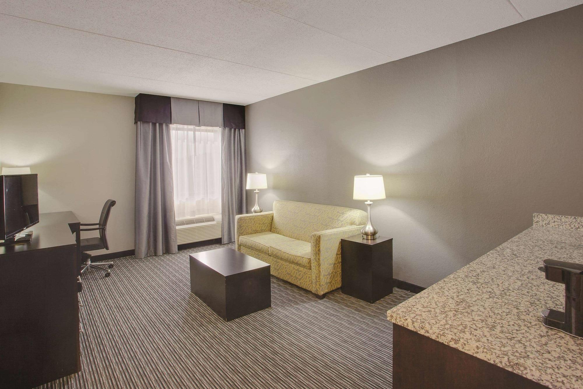 La Quinta Inn & Suites By Wyndham Detroit Metro Airport Romulus Exteriör bild